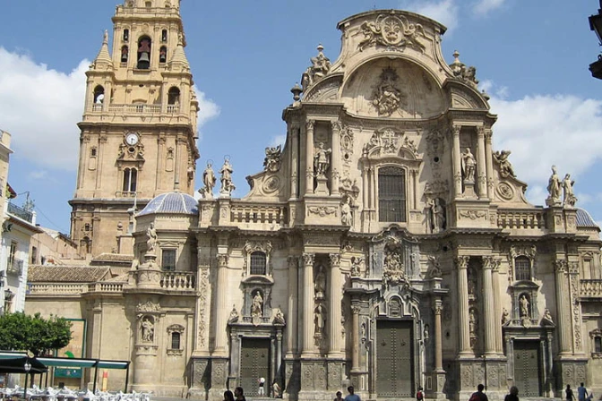 Hombre intentó suicidarse desde lo alto de una catedral