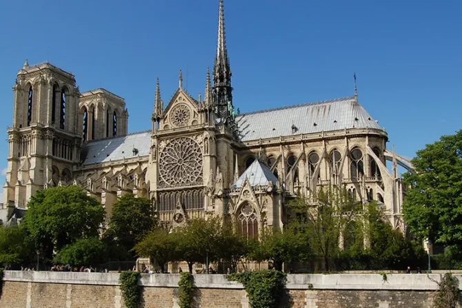 Francia: Hallan coche con material explosivo cerca a Catedral de Notre Dame