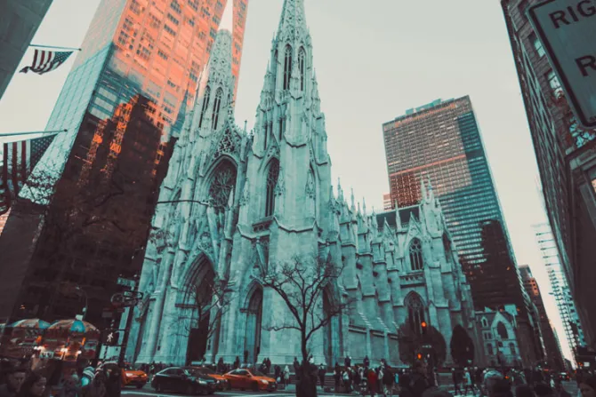 Nueva York: Juez aprueba reapertura de iglesias así como se permite reabrir negocios