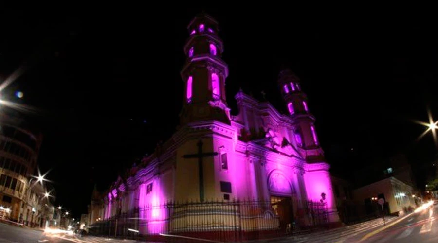 Catedral de Piura iluminada de morado por el Señor de los Milagros. Crédito: Arzobispado de Piura?w=200&h=150