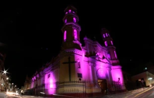 Catedral de Piura iluminada de morado por el Seu00f1or de los Milagros. Cru00e9dito: Arzobispado de Piura 