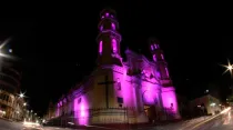 Catedral de Piura iluminada de morado por el Señor de los Milagros. Crédito: Arzobispado de Piura