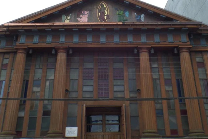 Catedral de Chile es atacada por manifestantes