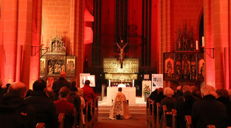 Adoración al final del evento Noche de los Testigos en noviembre de 2019 en la  Catedral de San Bartolomé en Frankfurt am Main (Alemania). Crédito: ACN.