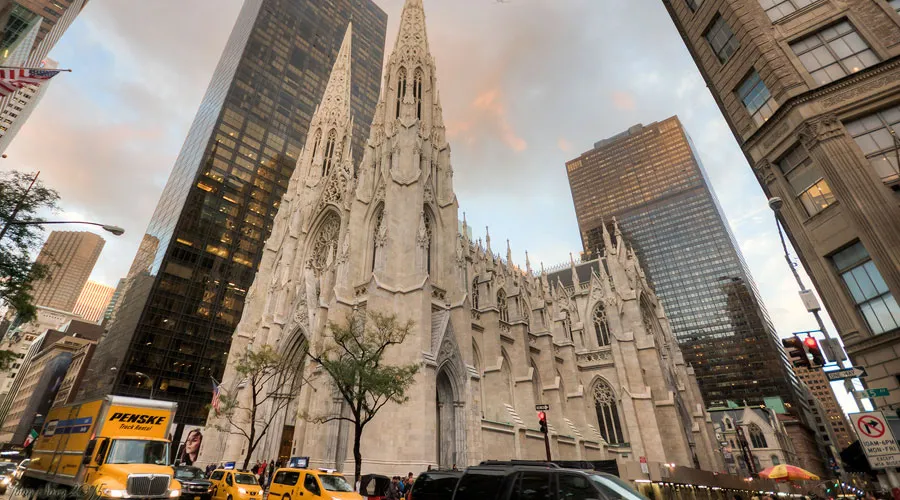 Vandalizan Catedral de San Patricio en Nueva York por muerte de George Floyd