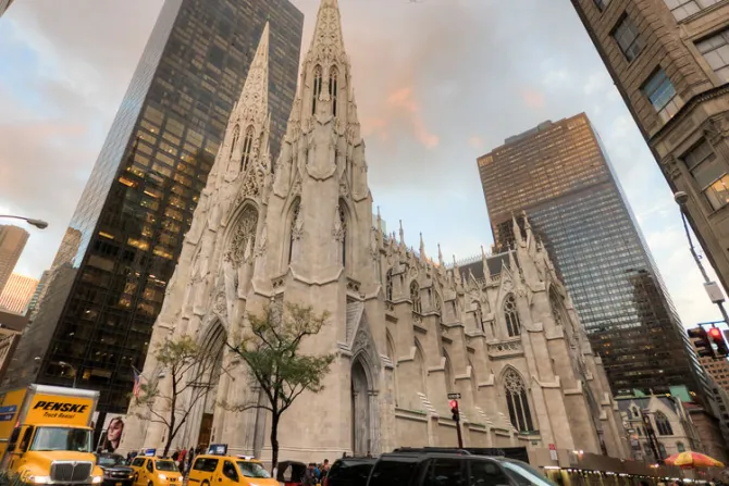 Vandalizan Catedral de San Patricio en Nueva York por muerte de George Floyd