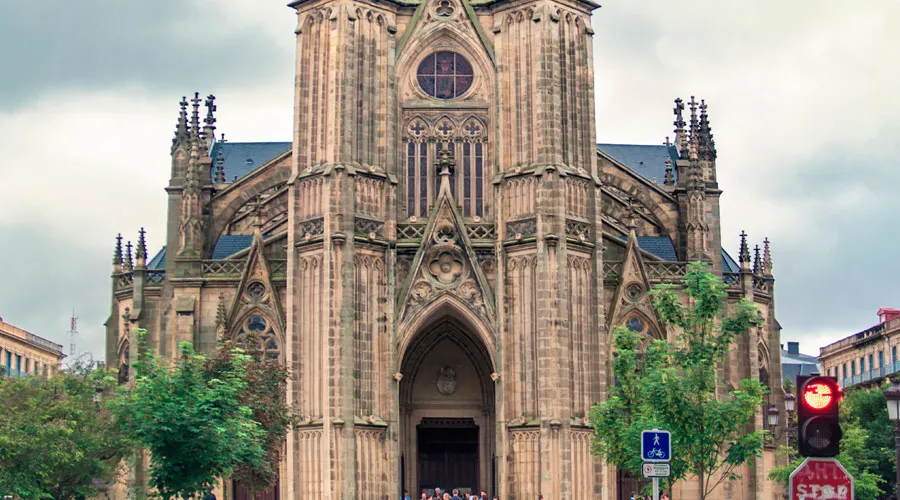 Fachada de la Catedral del Buen Pastor, en San Sebastián (España) - Foto: Juanedc (Wikipedia)