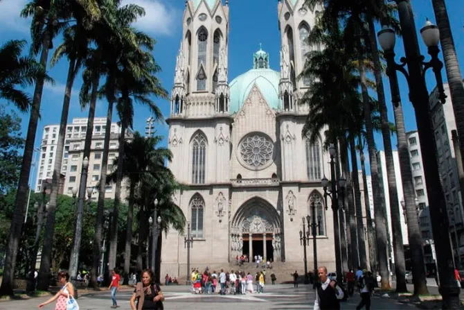Con música estridente evangélicos obstaculizan Misa en Catedral de Sao Paulo