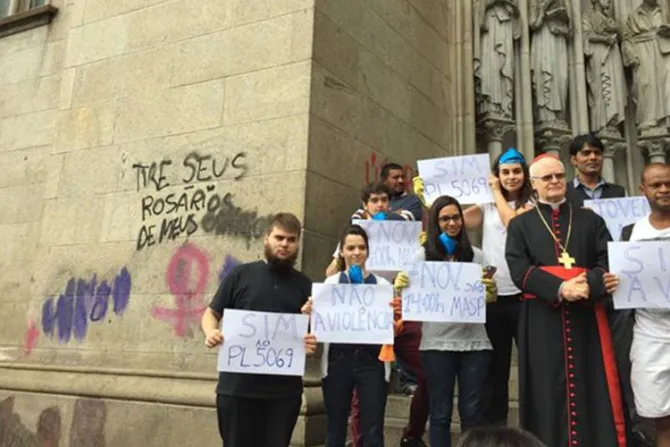 Brasil: Activistas pro aborto pintan Catedral de São Paulo y católicos la limpian