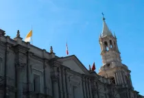 Banderas a media asta en la Catedral de Arequipa / Foto: Arzobispado de Arequipa