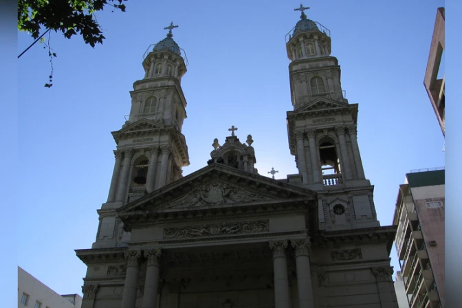 “Fuego a las iglesias” y “aborto libre”: Pintas feministas en Catedral de Argentina