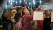 Feministas atacan la Catedral de Santa Rosa en La Pampa, Argentina. Foto: Captura de video / Argentinos por la Vida.
