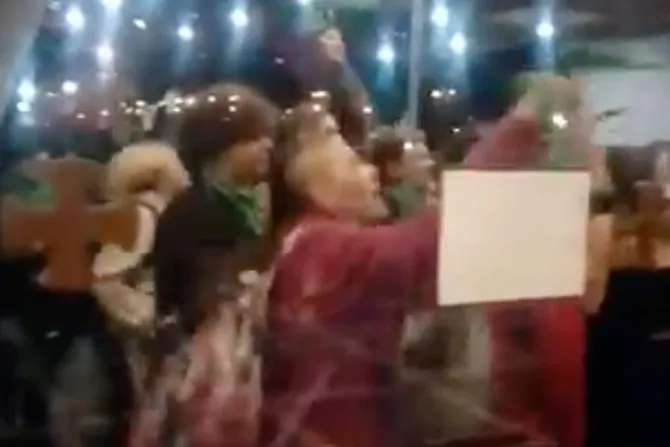 Feministas atacan catedral durante Misa exigiendo aborto legal en Argentina [VIDEO]