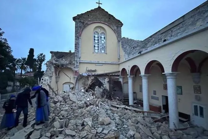 Piden oraciones por miles de afectados por fuerte terremoto en Turquía y Siria 