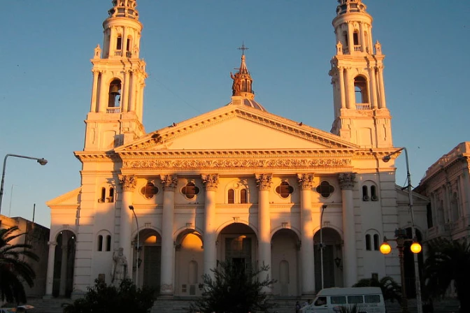 Justicia condena a sacerdote a 25 años por abusos contra menores