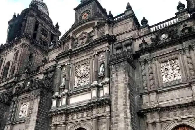 Violentas feministas intentan quemar Catedral de México