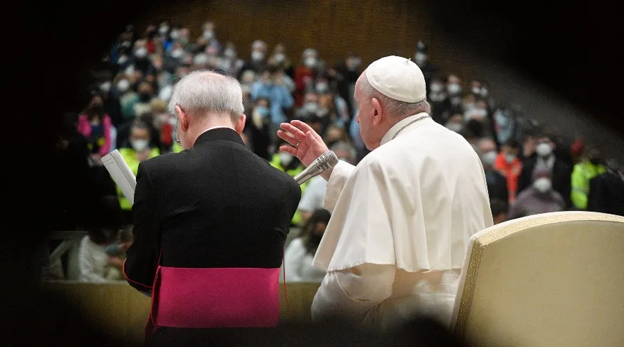 El Papa de espaldas en la Audiencia General. Crédito: Vatican Media