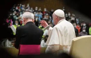 El Papa de espaldas en la Audiencia General. Crédito: Vatican Media 