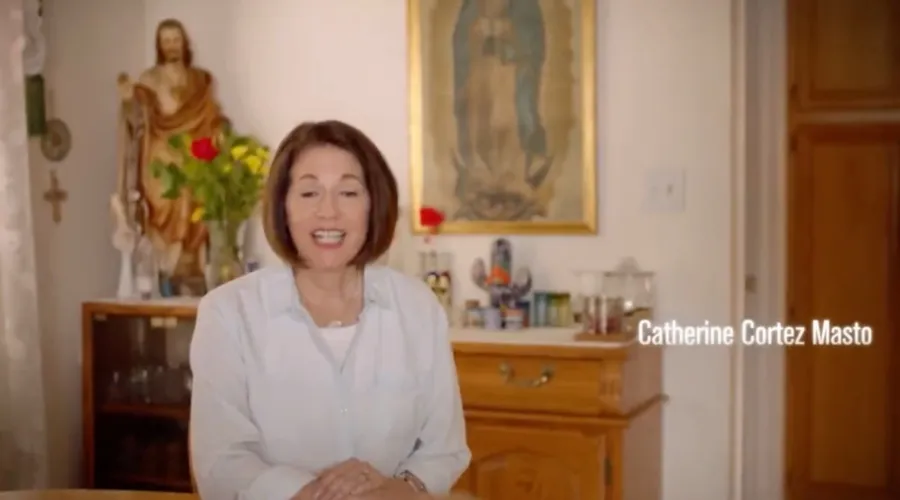 Senadora pro aborto usa a la Virgen de Guadalupe y al Sagrado Corazón como parte de campaña en EEUU