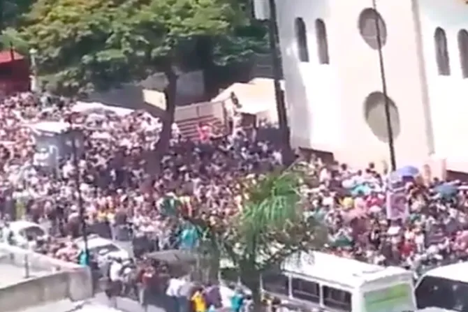 VIDEO: Disparan contra votantes de consulta popular en Iglesia del Carmen en Venezuela