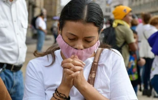Una joven catu00f3lica reza afuera de la Catedral de Guadalajara el 28 de septiembre. Cru00e9dito: ArquiMedios 