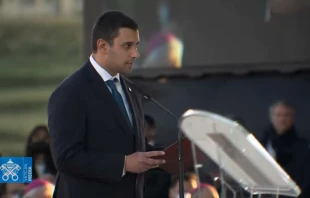 Francesco Pio Attard se dirige al Papa Francisco en el atrio del Santuario de Nuestra Seu00f1ora de Tau2019 Pinu, en Malta (02/04/22) | Cru00e9dito: Vatican Media 