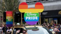 Material visual de Disney con los colores "LGTB". Crédito: Shutterstock