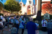 Católicos rezan y protestan pacíficamente por derribo de estatua de San Junípero Serra