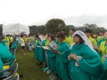 Jóvenes coreanos en la Misa en la Fortaleza de Haemi el 17 de agosto (Foto Walter Sánchez Silva / ACI Prensa)
