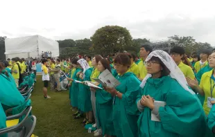 Jóvenes coreanos en la Misa en la Fortaleza de Haemi el 17 de agosto (Foto Walter Sánchez Silva / ACI Prensa) 