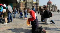 Fieles rezan en la Basílica de Guadalupe en Ciudad de México. Crédito: Shutterstock