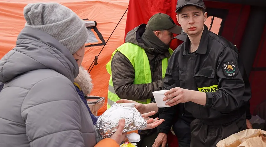 Voluntarios de Cáritas Polonia ayudando a refugiados
