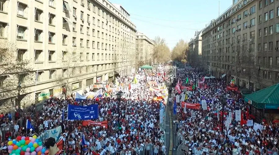 La multitud que se manifestó hoy por la vida en el centro de Santiago de Chile. Foto Elizabeth Bunster?w=200&h=150