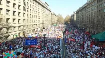 La multitud que se manifestó hoy por la vida en el centro de Santiago de Chile. Foto Elizabeth Bunster