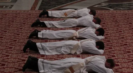 Cultura hedonista busca derribar baluarte del celibato, dicen obispos en Sínodo