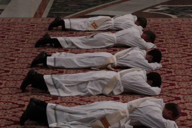 Cultura hedonista busca derribar baluarte del celibato, dicen obispos en Sínodo