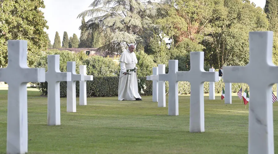 El Papa en el cementerio de Nettuno en 2017. Foto: Daniel Ibáñez / ACI Prensa