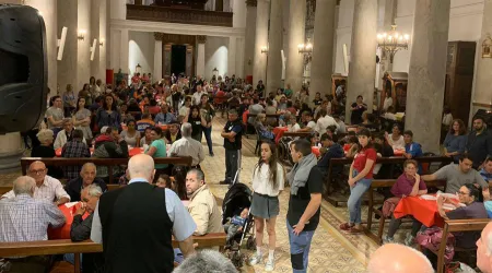 Catedral se convierte en una “gran mesa” para familias pobres en Argentina