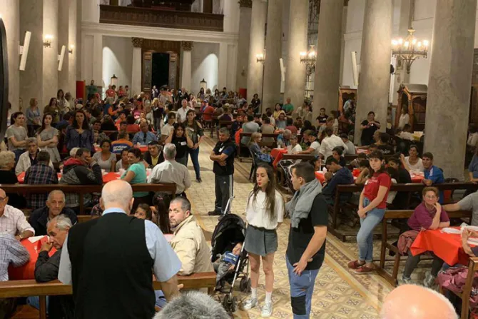Catedral se convierte en una “gran mesa” para familias pobres en Argentina