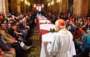 El Cardenal Ezzati dirige unas palabras a las 250 personas sin techo que acogiu00f3 el 19 de agosto en la Catedral de Santiago para cenar 