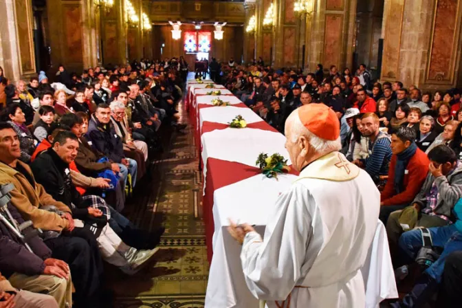 FOTOS: Ofrecen cena a 250 personas sin techo en la Catedral de Santiago
