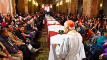 El Cardenal Ezzati dirige unas palabras a las 250 personas sin techo que acogió el 19 de agosto en la Catedral de Santiago para cenar