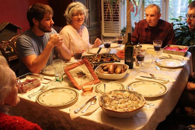 Experta de Harvard explica beneficios de cenar en familia sin celulares