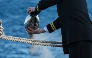 Imagen referencial / Cenizas arrojadas al mar. Foto: Flickr del Departamento de Defensa de Estados Unidos. 