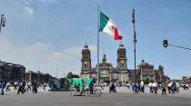 La Catedral Metropolitana de México se alza frente a la Plaza de la Constitución de Ciudad de México, en el centro de la antigua Tenochtitlán. Crédito: David Ramos / ACI Prensa.