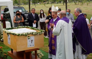 Ceremonia de sepultura de niu00f1os no nacidos en Ecuador. Cru00e9dito: Movimiento Mariano Fundaciu00f3n Armada Blanca 