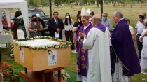Ceremonia de sepultura de niños no nacidos en Ecuador. Crédito: Movimiento Mariano Fundación Armada Blanca
