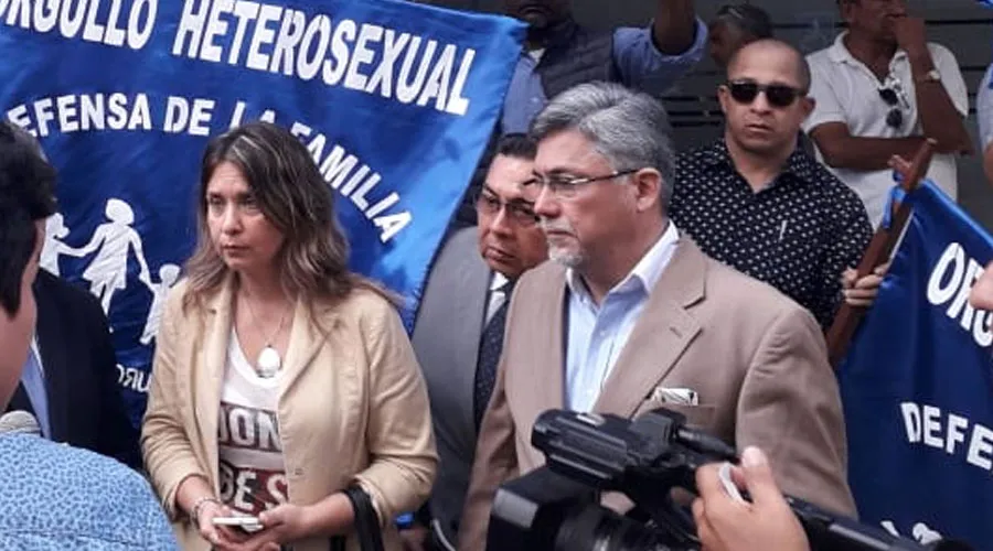 El abogado César Benitez y otros activistas profamilia a la salida de la Fiscalía de Guayas. Crédito: Cortesía César Benitez?w=200&h=150