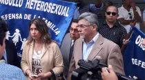 El abogado César Benitez y otros activistas profamilia a la salida de la Fiscalía de Guayas. Crédito: Cortesía César Benitez