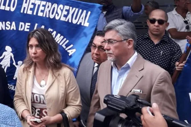 Denuncian a jueces que votaron a favor del “matrimonio” gay en Ecuador